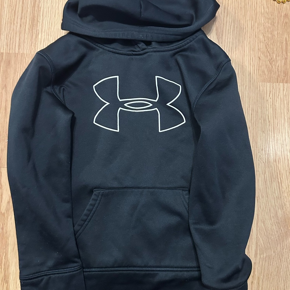 Under Armour Kids black Hoodie size 7 fits like a 6